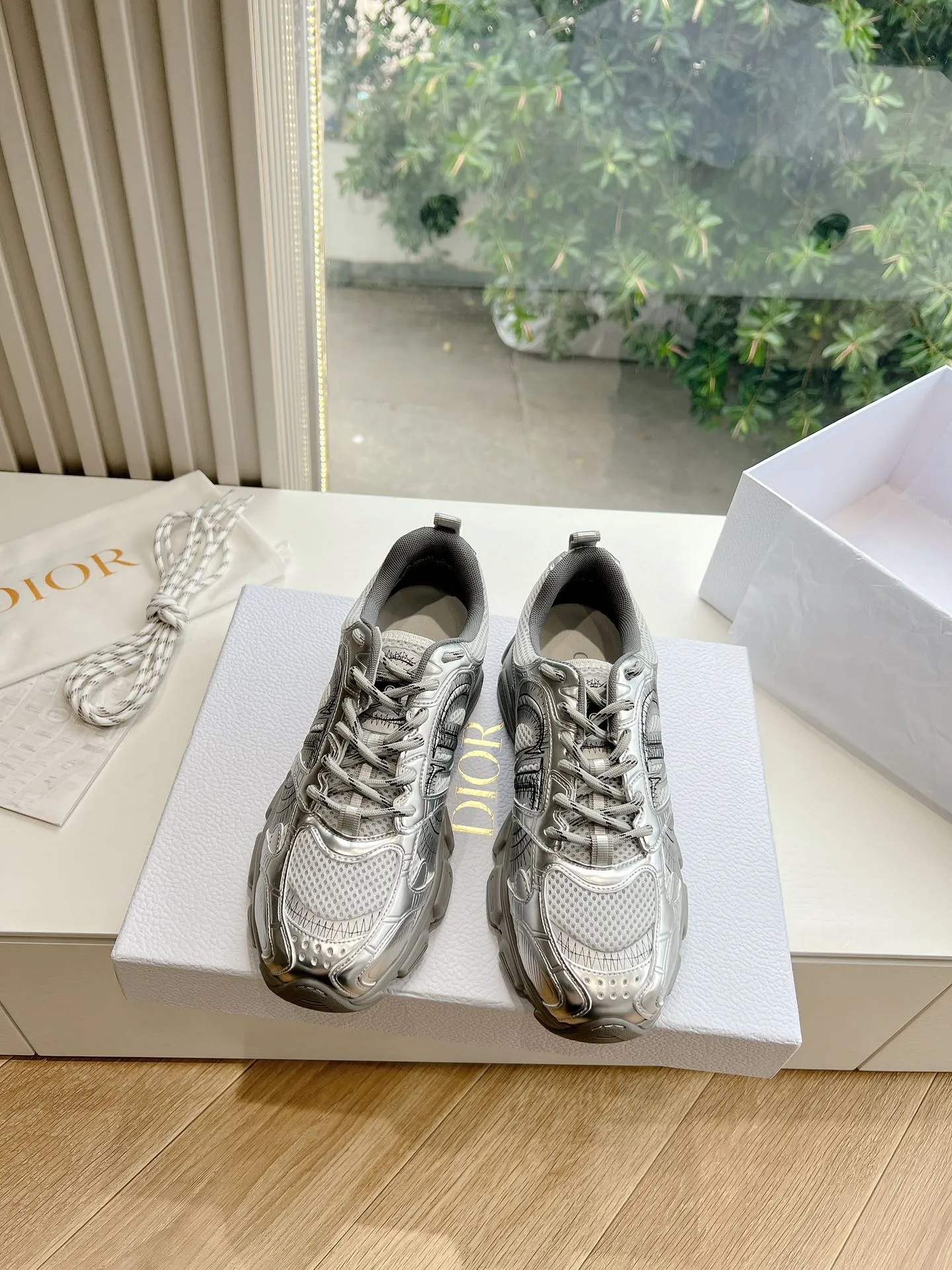 👟👟Ex-factory price 640👟👟 (Top version) Dior Chrono series sports shoes Purchased and developed in Taikoo Hui for RMB 18,200. This Dior chrono sports shoe continues the timeless silhouette and is carefully made of mesh, so it will be particularly comfortable on the feet. It is decorated with CD special craftsmanship logo to enhance the style. The lightweight style is matched with the "Christian Dior" logo thin sole, suitable for all seasons, and can be matched with all kinds of casual looks to add a finishing touch. Classic and super durable. Upper: cowhide stitching. Original molded outsole. Size: 35-41. Full set of counter synchronized gift box 💝 packaging